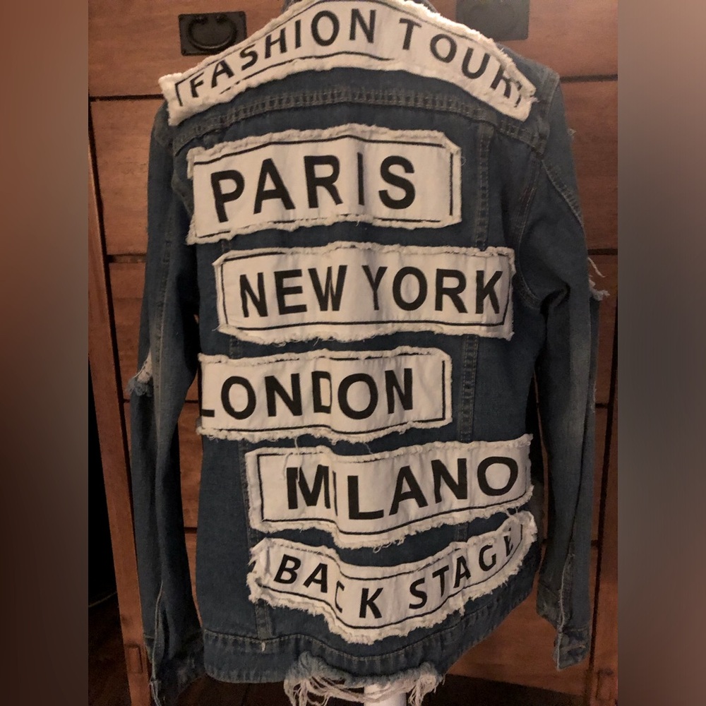 NWOT oversized Small Supermodel Fashion distressed denim jacket